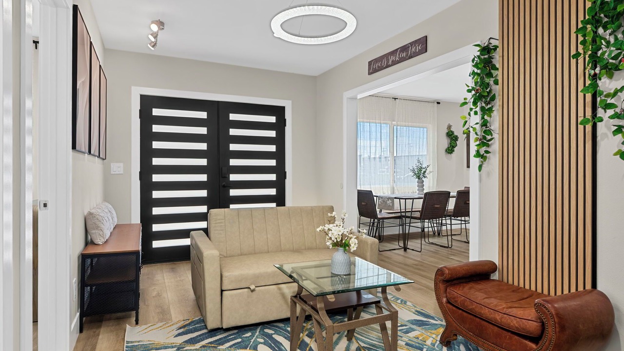 Photo of Livingroom in Midway City