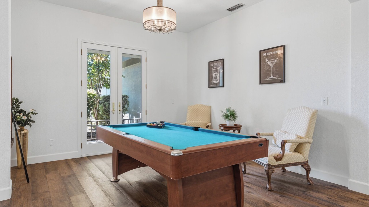 Photo of Bedroom in Hood