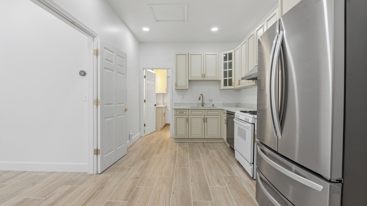 Photo of Kitchen in Hood