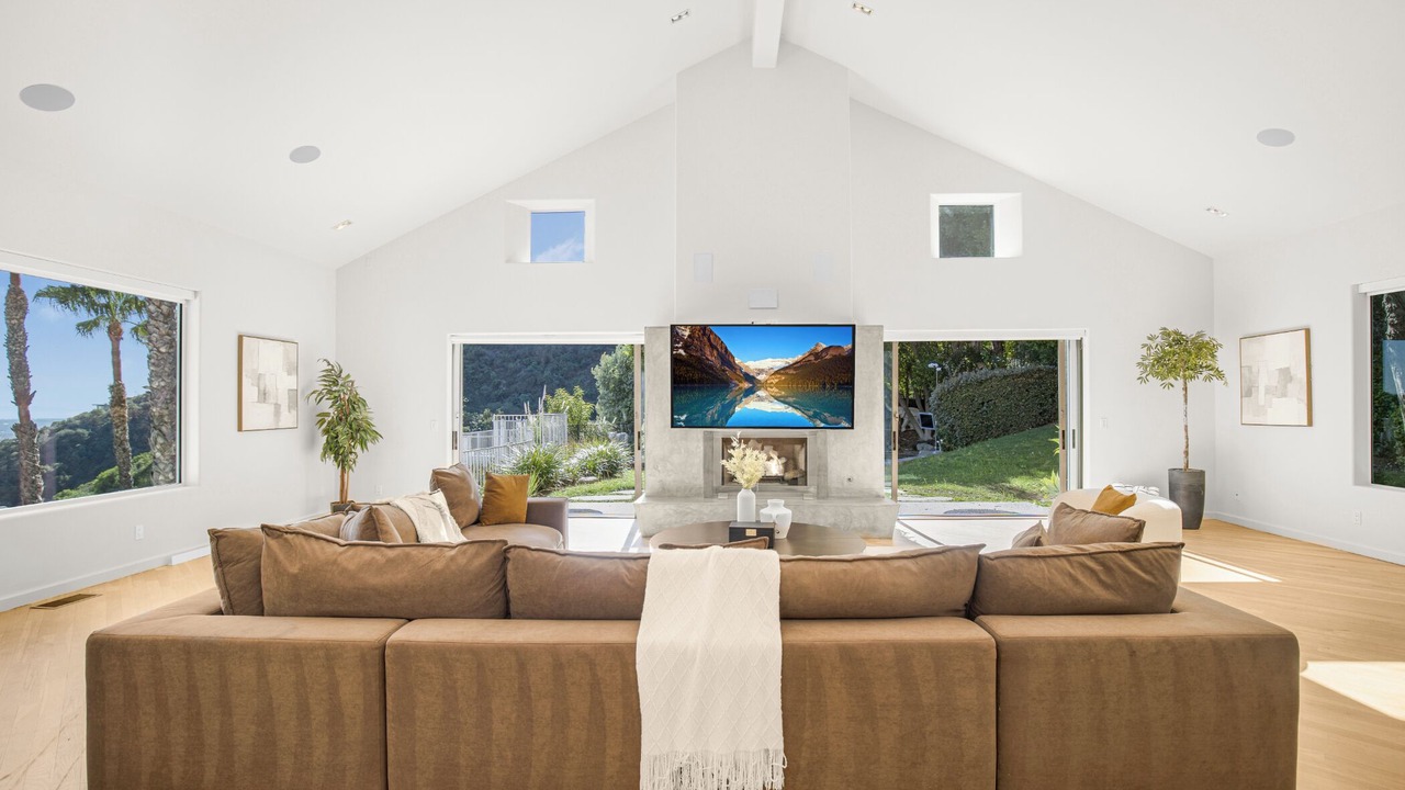 Photo of Livingroom in Hollywood Hills West