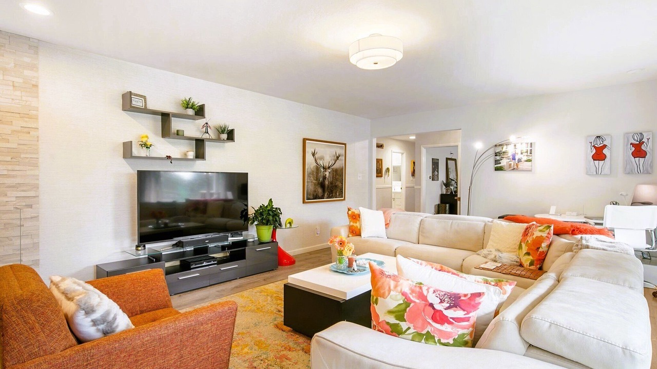 Photo of Livingroom in Round Hill Village
