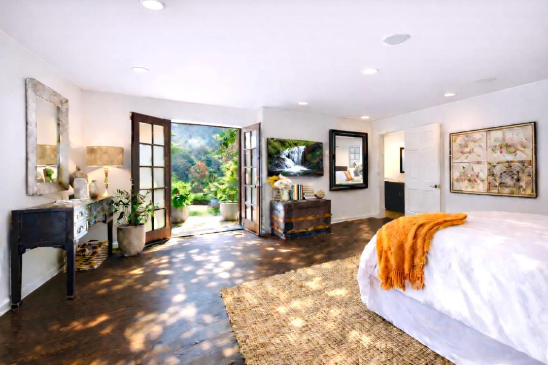 Photo of Others in Hollywood Hills West