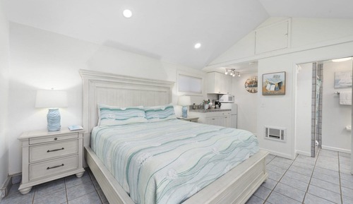 Deluxe Studio Suite (Pets OK - 1 King Bed - Harbor Cottage)