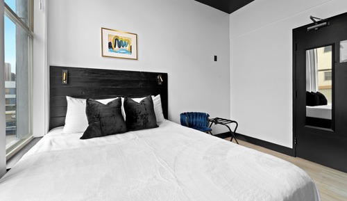 Deluxe Queen Room