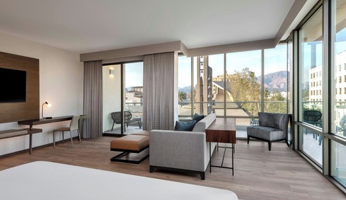 Premium Studio, 1 King Bed, Hearing Accessible, Balcony