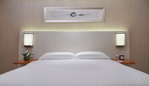 1 King Bed, City View