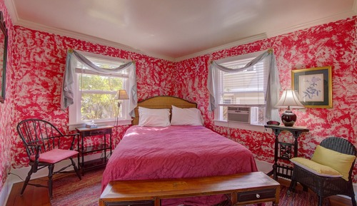 Room, Private Bathroom (Cardinal)
