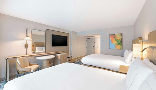 Room, 2 Queen Beds, Pool View