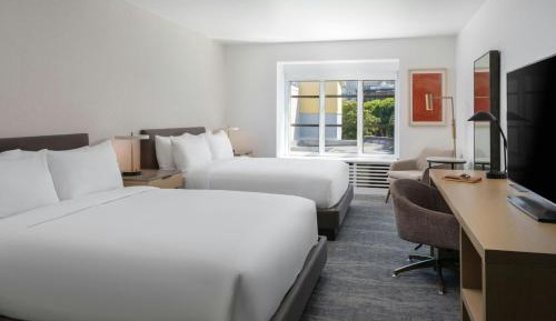 Larger Guest room, 2 Queen, Urban view