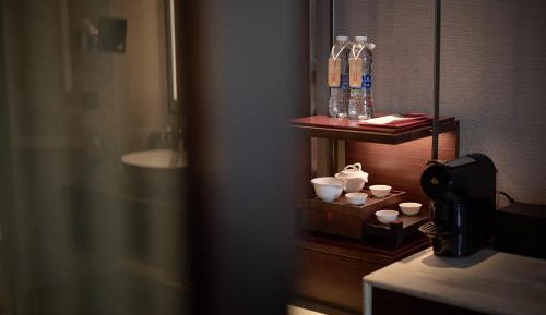 One-Bedroom Suite Lounge Access