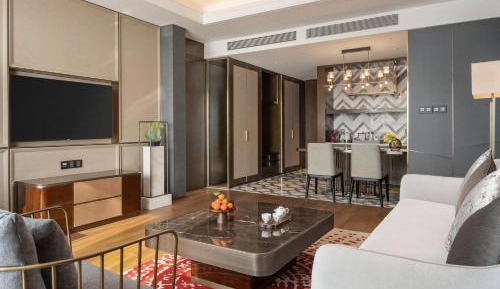 One-Bedroom Suite with Dining Area