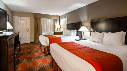 Queen Room with Two Queen Beds and Bath Tub - Disability Access/Non-Smoking 