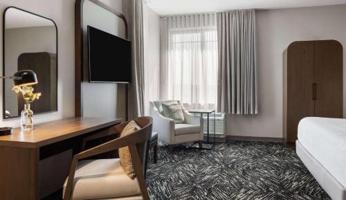 1 King Bed, Extended Mobility/Hearing Accessible Room, Bathtub w/ Grab Bars