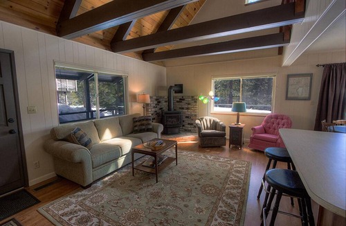 Country Club Estates House | Cozy Cabin by Lake Tahoe Accommodations