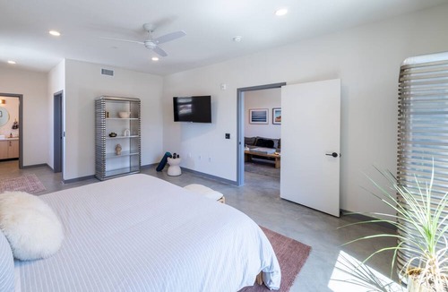 Vista Apartment | Beautiful Modern 2-Bed in DT Vista!