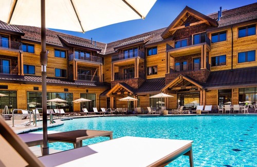 Lakeside Park Condo | Luxury Three Bedroom Residence steps from Heavenly Village Book 7 Nights for 10% Off by RedAwning