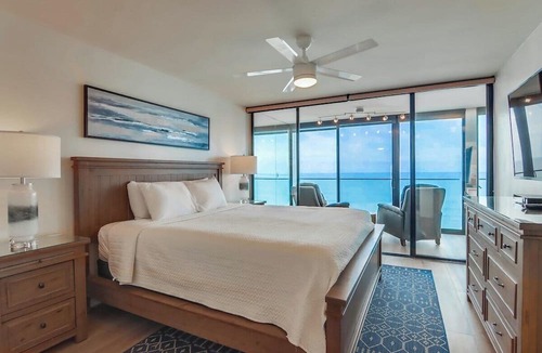North Pacific Beach Condo | Guest fav Oceanfront corner condo, parking, pool