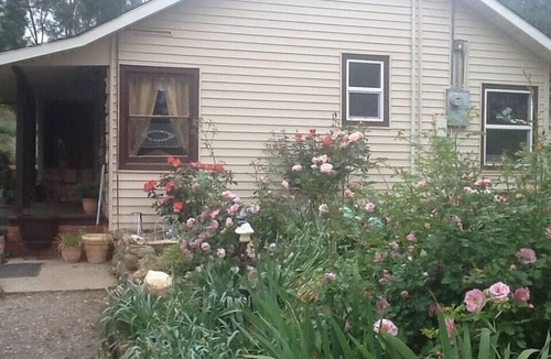 Ione Cottage | Cozy Rustic Rose Cottage. 3 private Beds.Close to Town,Nature and the Zen Life!