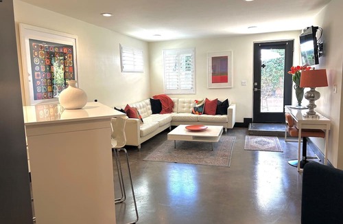 Napa Apartment | Contemporary Flat w/Gentleman's Vineyard -1 Block to Downtown Napa! Non-Hosted
