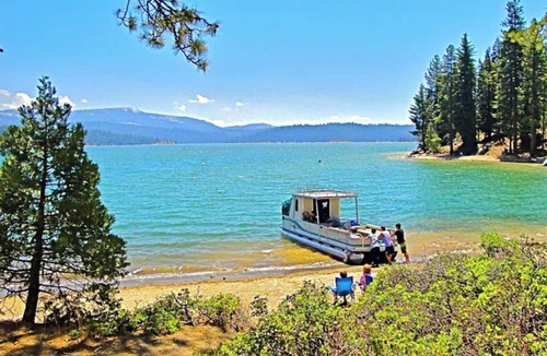 Lakeshore Condo | Cozy Mountain Condo with Hot Tub & Seasonal Pool - Year-Round Outdoor Fun Nearby