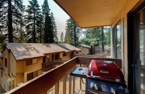 Lakeshore Condo | Rustic Condo with Shared Pool & Hot Tub - Walking Distance to Huntington Lake