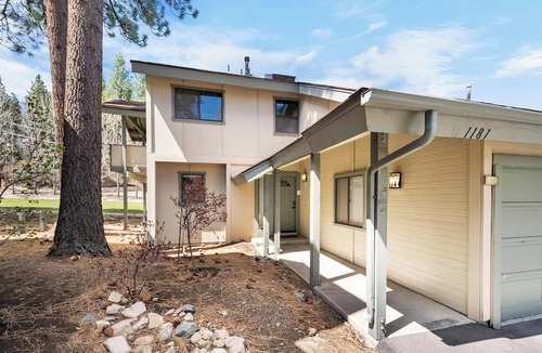 Big Bear Lake Condo | Higher End Townhome! Views of Bear Mtn! WiFi! Laundry! Walk to Bear Mtn!