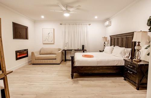 Hillcrest Apartment | Stunning Hillcrest San Diego Zen Studio OutdoorLiving HotTub RainShower Jacuzzy
