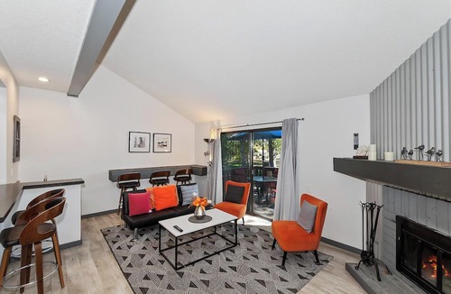 Big Bear Lake Condo | Modern Mountain Design! Pet Friendly! Community Tennis Courts, HOT TUB & Seasonal Pool! Close to Big Bear Marina’s & Village!