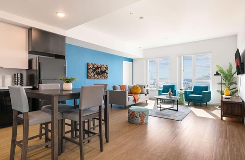 Little Tokyo Hotel | Chic & Cozy, Walk to little Tokyo, Free Parking, Gym and Rooftop Views