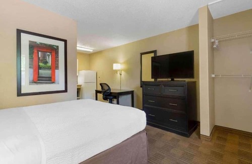 Raisin Apartment | 1 Queen Bed | ADA/RI Shower/Smoking/Kitchen