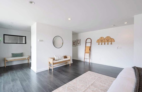 Little Italy Apartment | Chic Inner City Pad w/Balcony | Walk Everywhere!