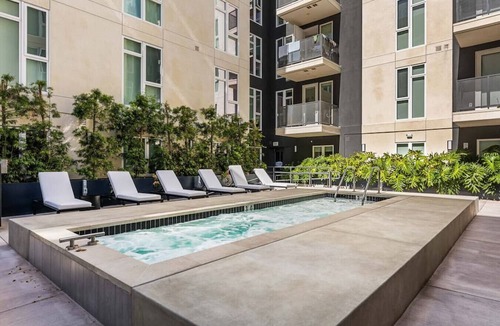 Koreatown Apartment | The K-Town 2BD Haven - Hot Tub, Gym & Parking
