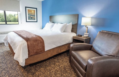 Redding Hotel | Modern Suite w/Kitchen – Experience Ultimate Comfort in Redding