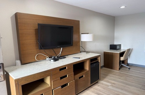Lincoln Acres Apartment | 2 Queen Beds Non-Smoking