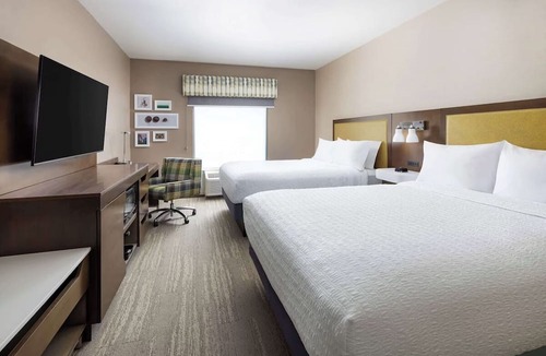 Oakhurst Hotel | Adventure Awaits! 14 miles to Yosemite Park South Entrance! Pool and Breakfast!