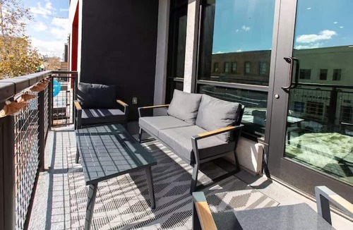 Artists Village Apartment | Studio Loft in Heart of OC w/75" 4K TV, Gym, AC