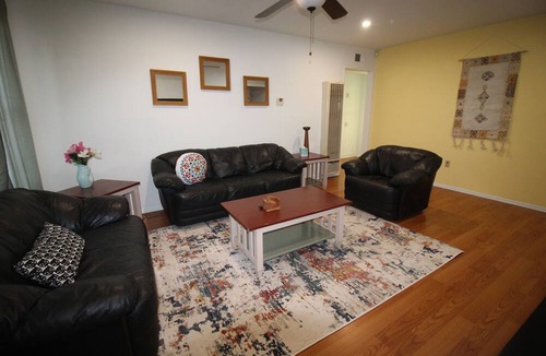 Lancaster House | Charming 3-bedroom house with WiFi, AC Near Downtown Lancaster