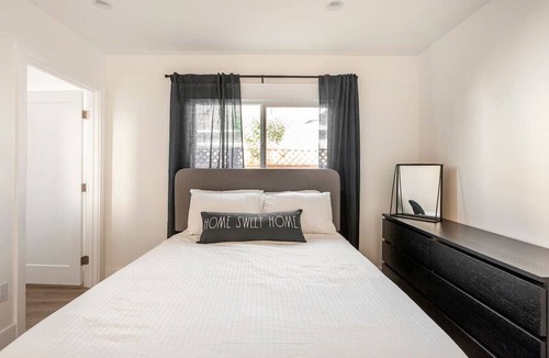 East Hollywood Apartment | Stylish Gated Retreat in East Hollywood w/Parking