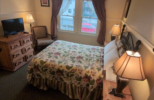 Marina District Hotel | Street-Facing Dog-Friendly Queen Room with Kitchen, Free Parking & Wi-Fi
