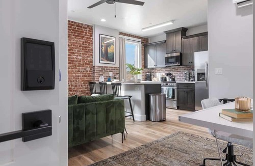 Tulare Apartment | Stylish Downtown Studio Loft Above Tap Yard