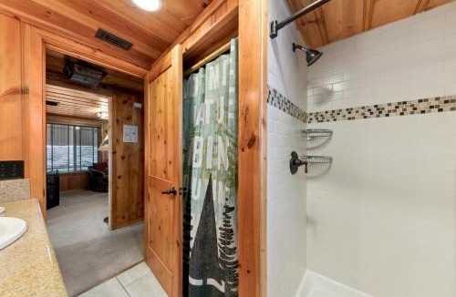 Bijou Pines House | Craigs Cozy Cabin: Hot Tub BBQ Pets