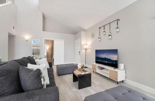 Paradise Valley Apartment | Modern 3BR Home Pets, 7 Min to Airport, Parking