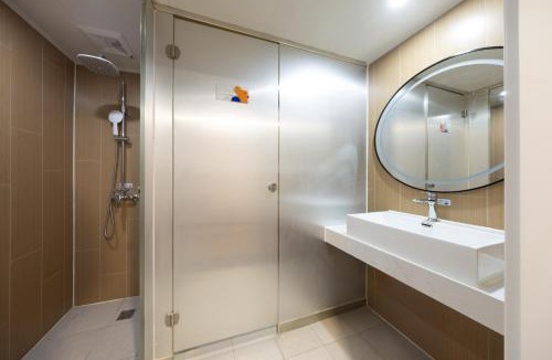 Haidian Hotel | Xiaobai Youth Social hostel -nearby the Summer Palace Tsinghua University ,Plenty of hot water anytime ,Self-service laundry ,On-site entertainment,Tour Ticketing service
