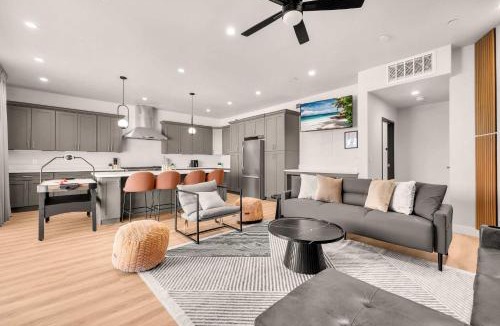 Fallbrook House | The Almond Estate Villa Modern Group of 24 Retreat