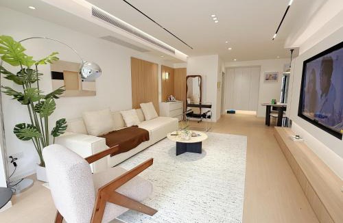 Huangpu Apartment | Superb city center view with floor-to-ceiling windows three bedrooms Stunning views of the Bund Shanghai Tower Yu Garden and Peoples Square