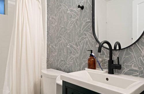 Mill Valley Apartment | Luxe Treehouse Apt Walk to Town King Bed Sleeps 4