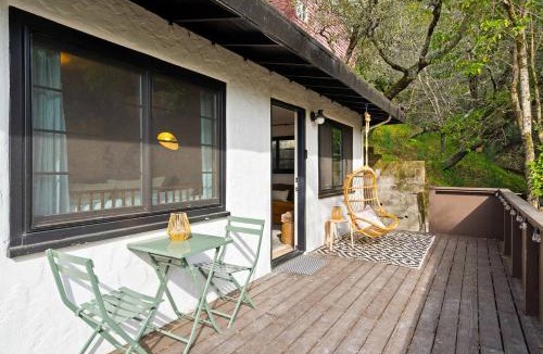 Mill Valley Apartment | Luxe Treehouse Apt Walk to Town King Bed Sleeps 4