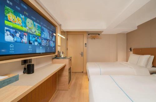 Chaoyang Hotel | Dequan Railway Station Hotel, near Sanlitun and POP LAND