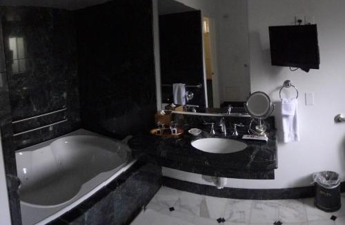 Northwest Carmel Hotel | Tally Ho Inn
