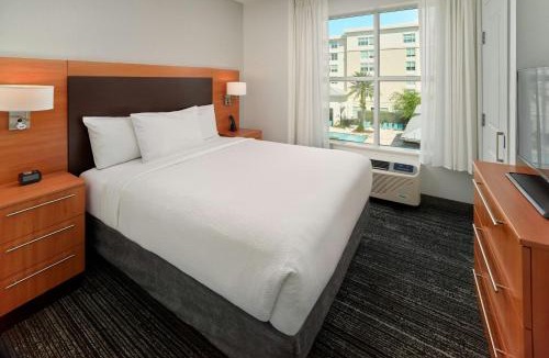 Florida Central Atlantic Coast Hotel | TownePlace Suites Orlando at FLAMINGO CROSSINGS Town Center, Western Entrance